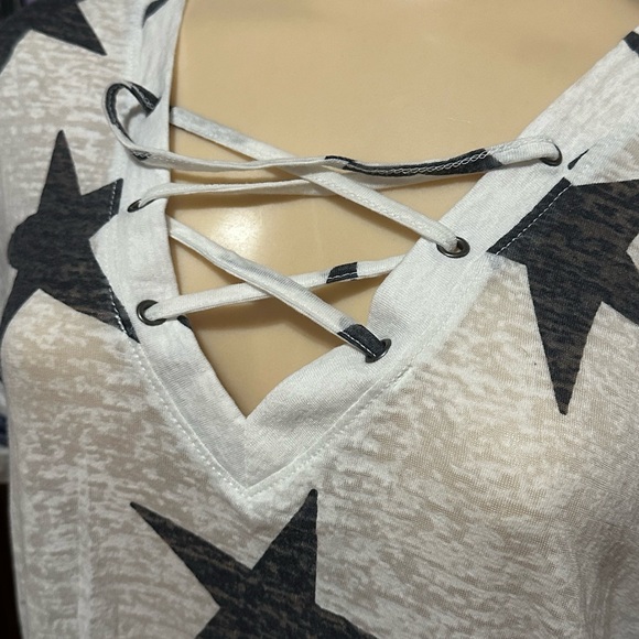 Maurices 24/7 Semi-Sheer Star Print V-Neck Tee, Large - Picture 5 of 5
